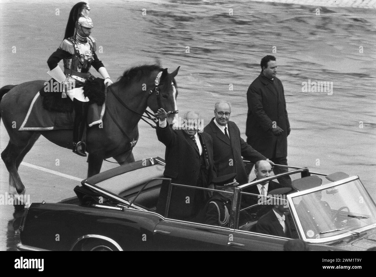 MME4720641 Rome, about 1965 President of the Italian republic Giuseppe Saragat and Soviet Communist leader Nikolai Viktorovich Podgorny on official visit to Italy/Roma, 1965 circa il presidente della repubblica italiana Giuseppe Saragat e Nikolai Viktorovich Podgorny, leader del partito comunista sovietico in visita ufficiale Alia - Marcello Mencarini Historical Archive; (add.info.: Rome, about 1965 President of the Italian republic Giuseppe Saragat and Soviet Communist leader Nikolai Viktorovich Podgorny on official visit to Italy/Roma, 1965 circa il presidente della repubblica italiana Giuse Stock Photo