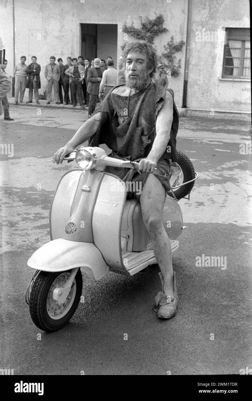 MME4722701 Rome, Cinecitta Studios, 1961. Mexican-American actor Anthony Quinn on a Lambretta scooter during a break on the set of the religious epic movie “” Barabbas””, directed by Richard Fleischer/Roma, Studi cinematografici di Cinecitt¿, 1961. L'attore americano Anthony Quinn su una Lambretta durante una pausa sul set del film epico religioso “” Barabba”””, diretto by Richard Fleischer -; (add.info.: Rome, Cinecitta Studios, 1961. Mexican-American actor Anthony Quinn on a Lambretta scooter during a break on the set of the religious epic movie “” Barabbas””, directed by Richard Fleischer/ Stock Photo