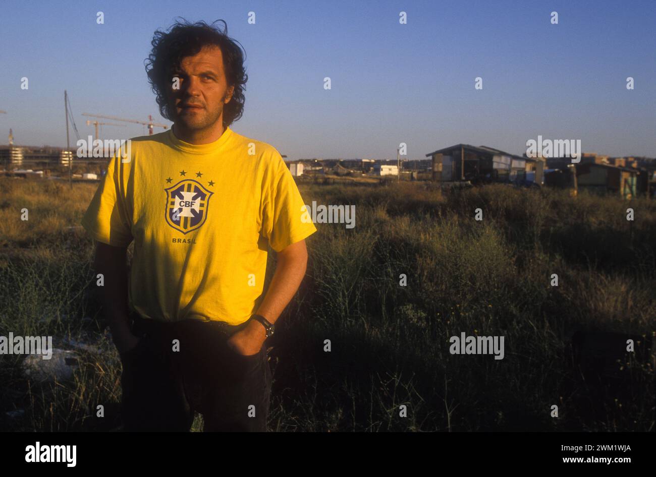 MME4733836 Rome, 1999. Serbian director Emir Kusturica visits the Casilino 700 gipsy camp/Roma, 1999. He registered Emir Kusturica in visita al campo nomadi Casilino 700 -; (add.info.: Rome, 1999. Serbian director Emir Kusturica visits the Casilino 700 gipsy camp/Roma, 1999. He registered Emir Kusturica in visita al campo nomadi Casilino 700 -); © Marcello Mencarini. All rights reserved 2024. Stock Photo