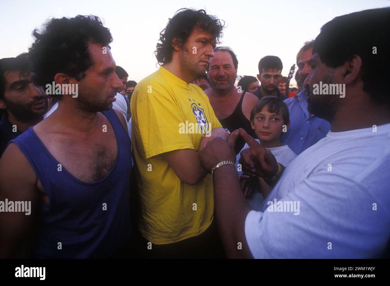 MME4733887 Rome, 1999. Serbian director Emir Kusturica visits the Casilino 700 gipsy camp/Roma, 1999. He registered Emir Kusturica in visita al campo nomadi Casilino 700 -; (add.info.: Rome, 1999. Serbian director Emir Kusturica visits the Casilino 700 gipsy camp/Roma, 1999. He registered Emir Kusturica in visita al campo nomadi Casilino 700 -); © Marcello Mencarini. All rights reserved 2024. Stock Photo