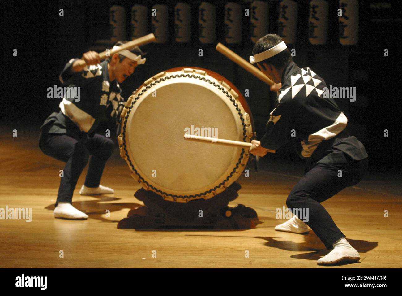 MME4734676 Milan, 2004. Kodo, Japanese Taiko Performing Arts Ensemble (Taiko is a japanese drum)/Milano, 2004. I Kodo, gruppo giapponese di percussionisti di taiko (tamburo giapponese) -; (add.info.: Milan, 2004. Kodo, Japanese Taiko Performing Arts Ensemble (Taiko is a japanese drum)/Milano, 2004. I Kodo, gruppo giapponese di percussionisti di taiko (tamburo giapponese) -); © Marcello Mencarini. All rights reserved 2024. Stock Photo