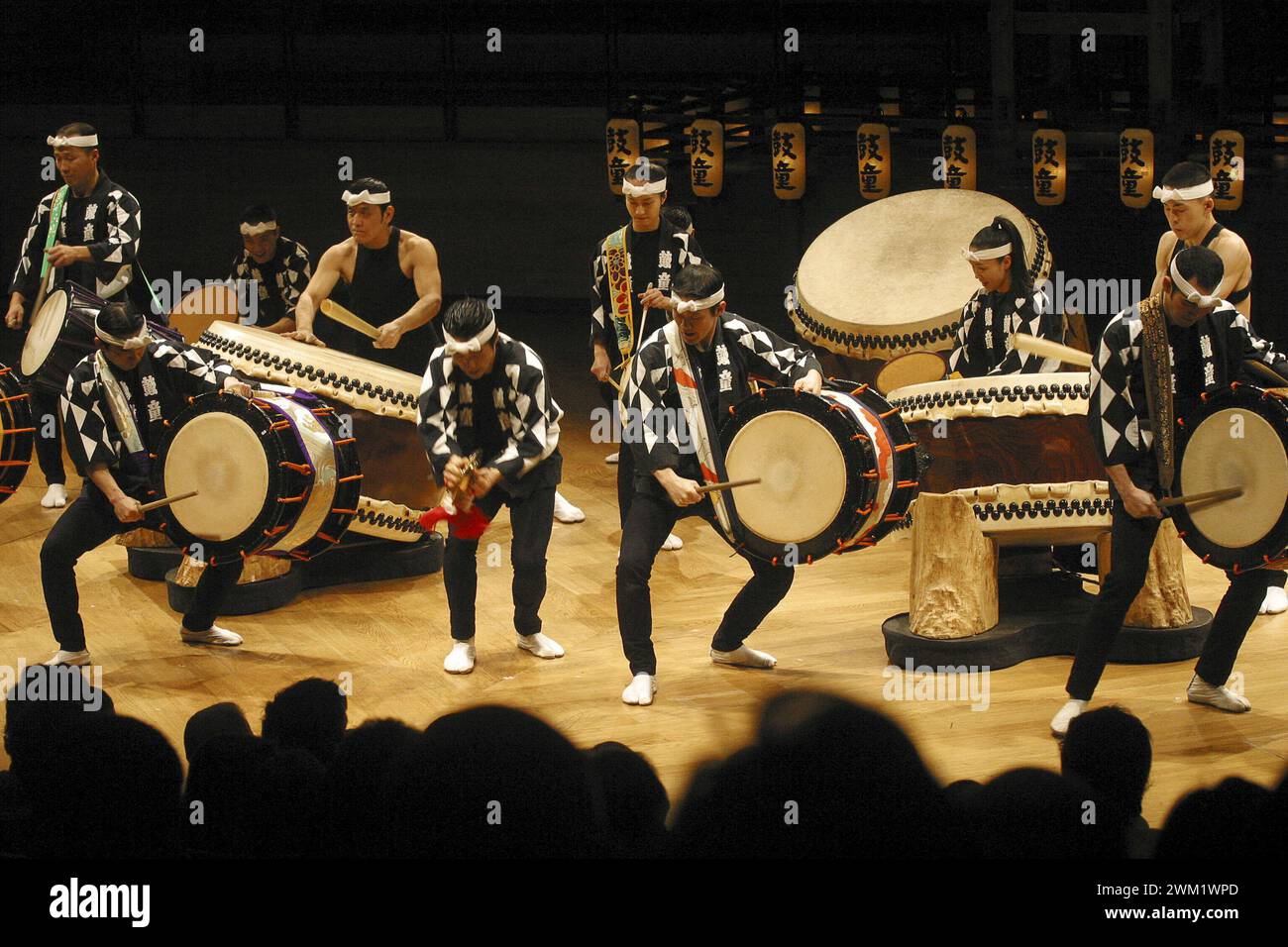 MME4734746 Milan, 2004. Kodo, Japanese Taiko Performing Arts Ensemble (Taiko is a japanese drum)/Milano, 2004. I Kodo, gruppo giapponese di percussionisti di taiko (tamburo giapponese) -; (add.info.: Milan, 2004. Kodo, Japanese Taiko Performing Arts Ensemble (Taiko is a japanese drum)/Milano, 2004. I Kodo, gruppo giapponese di percussionisti di taiko (tamburo giapponese) -); © Marcello Mencarini. All rights reserved 2024. Stock Photo