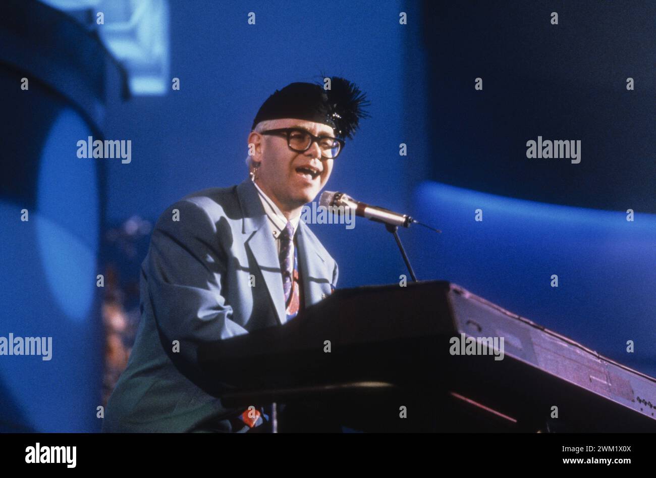 MME4736888 Elton john performing at Sanremo Music Festival 1989/Elton John ospite al Festival di Sanremo 1989 -; (add.info.: Elton john performing at Sanremo Music Festival 1989/Elton John ospite al Festival di Sanremo 1989 -); © Marcello Mencarini. All rights reserved 2024. Stock Photo