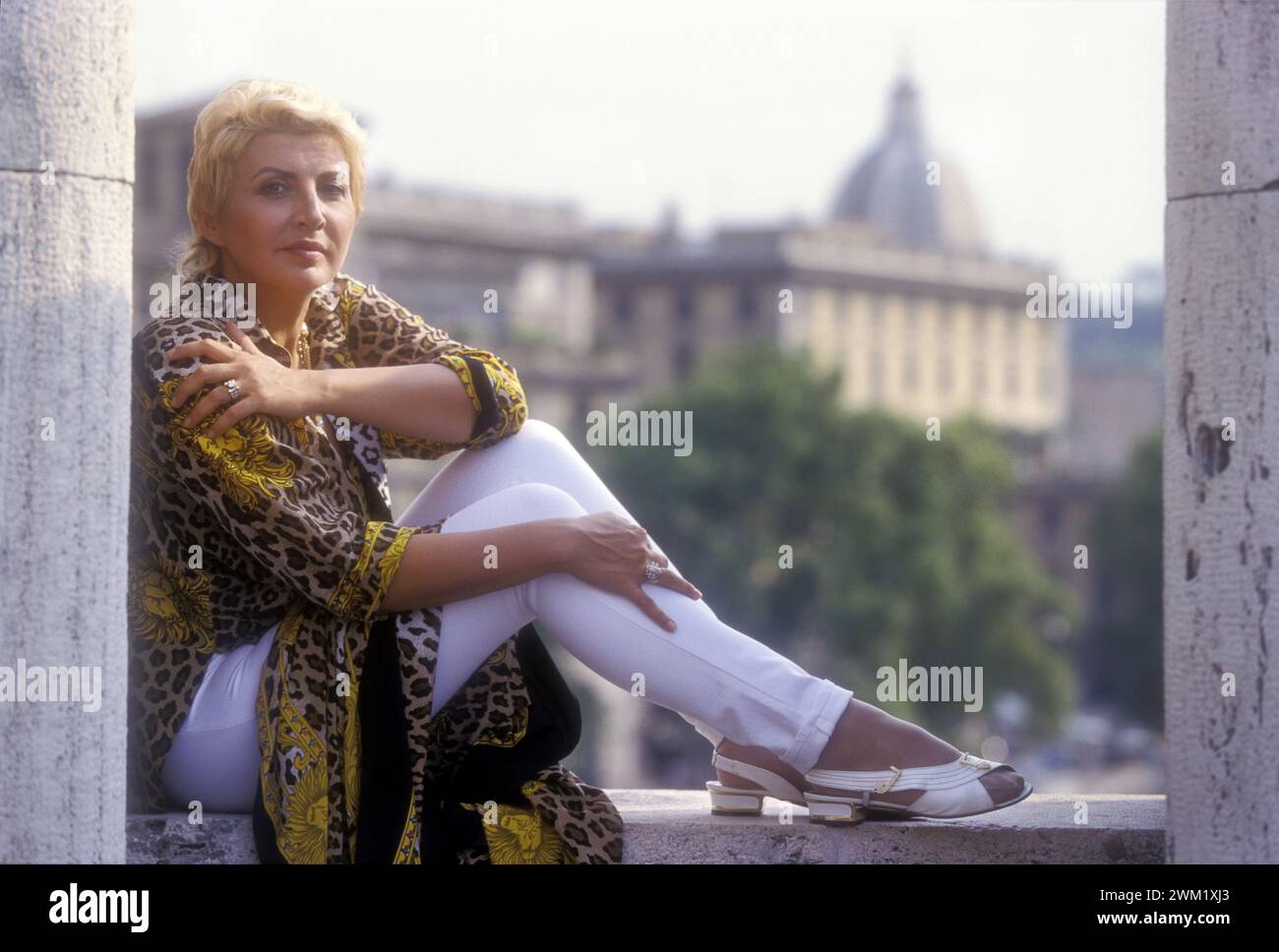 MME4741867 Rome, Castel Sant'Angelo, 1998. Ukrainian soprano Maria Guleghina -main protagonist in the opera Tosca at the Olynpic Stadium- poses at Castel Sant'Angelo where takes place the last act of the opera/Roma, 1998. Il soprano Maria Guleghina, protagonista dell'opera Tosca allo Stadio Olimpico, ritratta a a Castel Sant'Angelo dove si svolge l'ultimo atto dell'opera -; (add.info.: Rome, Castel Sant'Angelo, 1998. Ukrainian soprano Maria Guleghina -main protagonist in the opera Tosca at the Olynpic Stadium- poses at Castel Sant'Angelo where takes place the last act of the opera/Roma Stock Photo