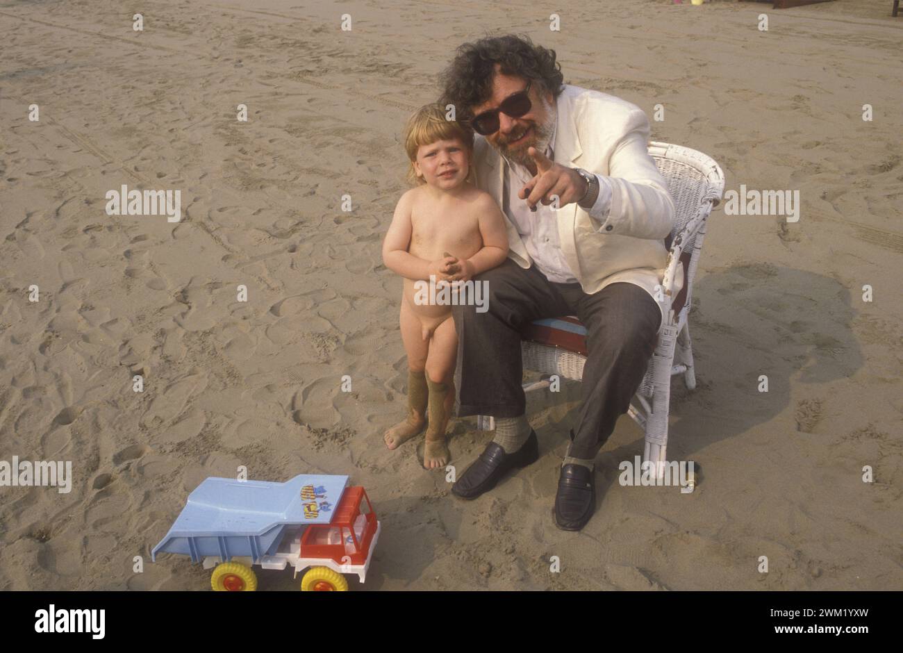 MME4750535 Venice Lido, Venice Film Festival 1989. German director Peter Fleischmann and his son/PliDo di Venezia, Mostra del Cinema di Venezia 1989. He registered Peter Fleischmann e suo figlio -; (add.info.: Venice Lido, Venice Film Festival 1989. German director Peter Fleischmann and his son/PliDo di Venezia, Mostra del Cinema di Venezia 1989. He registered Peter Fleischmann e suo figlio -); © Marcello Mencarini. All rights reserved 2024. Stock Photo