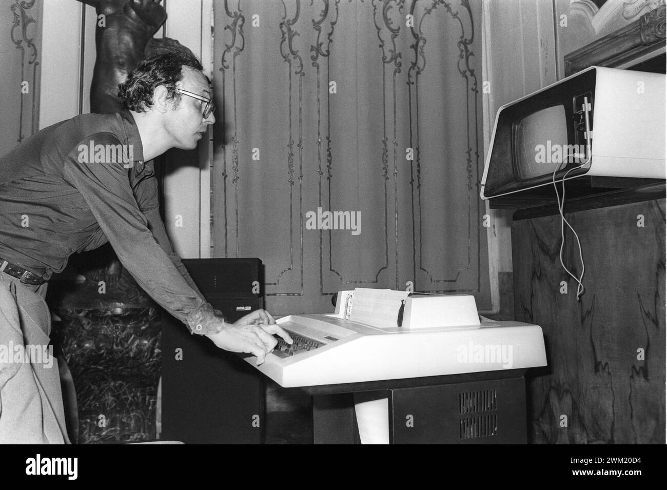 MME4754627 Italian phsicist Peppino Di Giugno, co-founder in 1975 (with Luciano Berio and Pierre Bouleez) of Computer Music Department at IRCAM in Paris and inventor of the first music synthesizers (about 1980)/Il fisico Peppino Di Giugno, co-fondatore nel 1975 (with Luciano Berio and Pierre Bouleez) by the Dipartimento di Pierre Bouez) by CAM di Parigi e inventor dei primi sintetizzatori musicali -; (add.info.: Italian phsicist Peppino Di Giugno, co-founder in 1975 (with Luciano Berio and Pierre Bouleez) of Computer Music Department at IRCAM in Paris and inventor of the first music synthesize Stock Photo