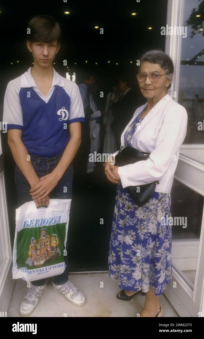 MME4766362 Venice Lido, Venice Film Festival 1988. Anna Larina Bukharina, wife of Soviet politician Nikolai Bukharin and her grandson Nicolai. The movie in competition “” Dear Gorbachev”””, directed by Carlo Lizzani, is dedicated to her and based on her and her husband story/Lido di Venezia, Mostra del Cinema di Venezia 1988. Anna Larina Bucharina, moglie del politico sovietico Nikolaj Bucharin, e suo nipote Nicolaj. A lei e dedicato il film in concorso “” Caro Gorbaciov”””, diretto da Carlo Lizzani e basato sulla storia di lei e di suo marito -; (add.info.: Venice Lido, Venice Film Festival 1 Stock Photo