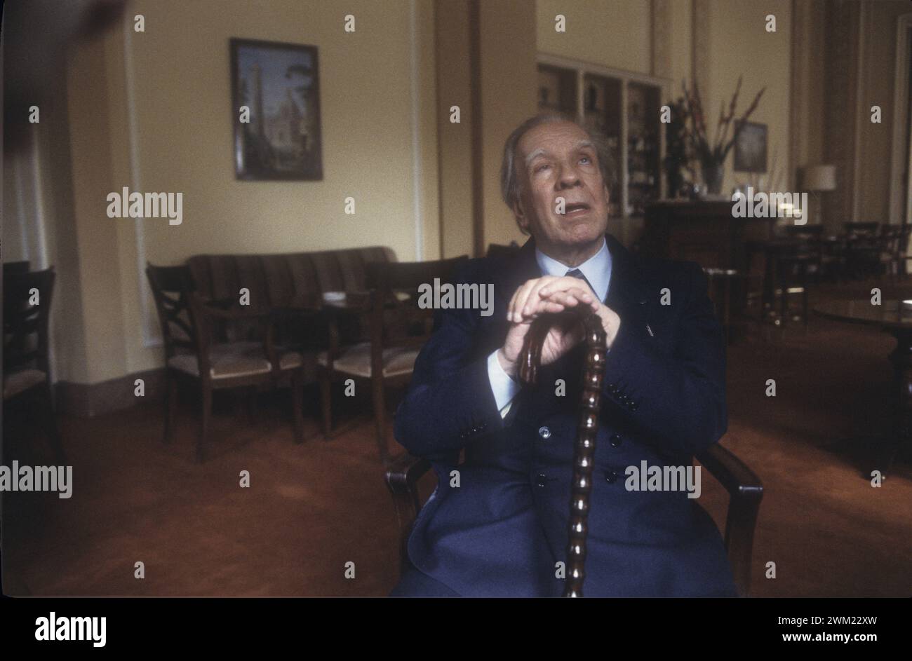 MME4767298 Rome, Westin Excelsior Hotel, 1981. Argentinian writer Jorge Luis Borges/Roma, Hotel Westin Excelsior, 1981. The scrittore Argentino Jorge Luis Borges -; (add.info.: Rome, Westin Excelsior Hotel, 1981. Argentinian writer Jorge Luis Borges/Roma, Hotel Westin Excelsior, 1981. The scrittore Argentino Jorge Luis Borges -); © Marcello Mencarini. All rights reserved 2024. Stock Photo