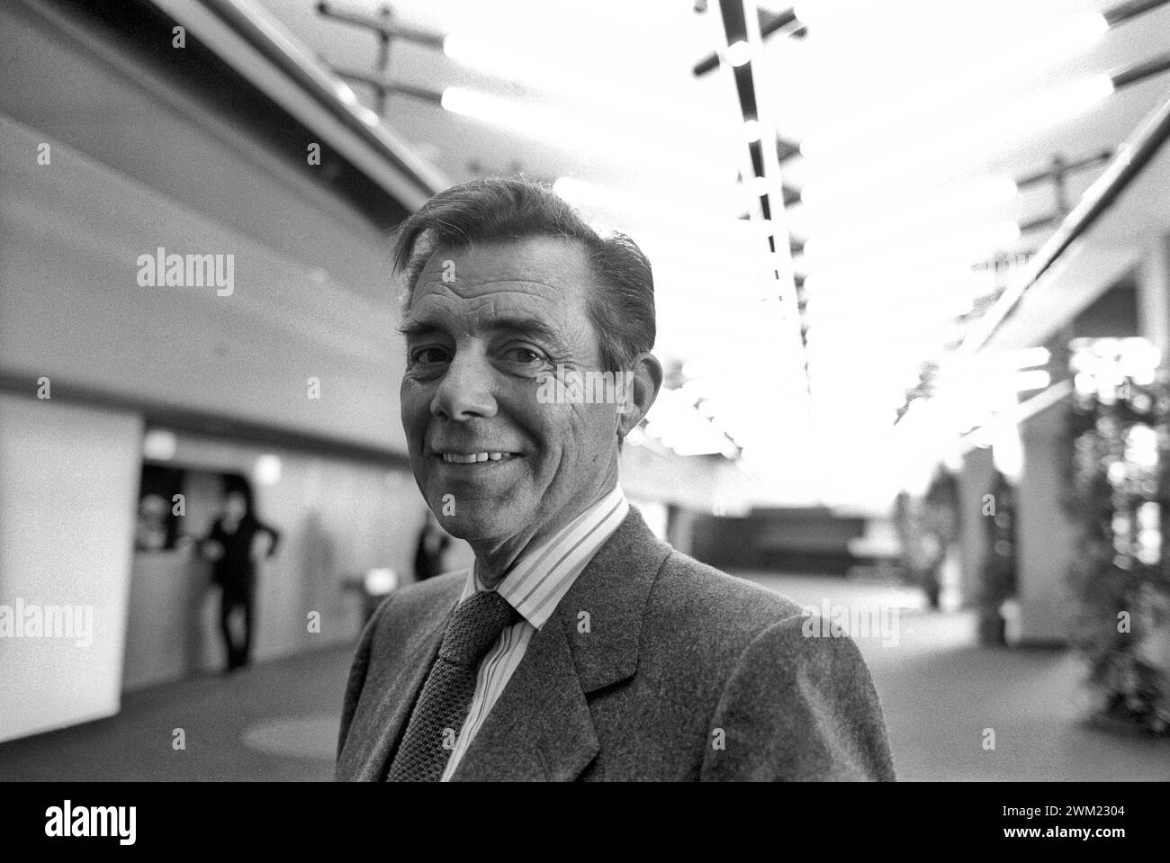 MME4768148 Cannes Film Festival 1984. British actor Dirk Bogarde, president of the jury/Festival del Cinema di Cannes, 1984. L'attore Dirk Bogarde, presidente della giuria -; (add.info.: Cannes Film Festival 1984. British actor Dirk Bogarde, president of the jury/Festival del Cinema di Cannes, 1984. L'attore Dirk Bogarde, presidente della giuria -); © Marcello Mencarini. All rights reserved 2024. Stock Photo