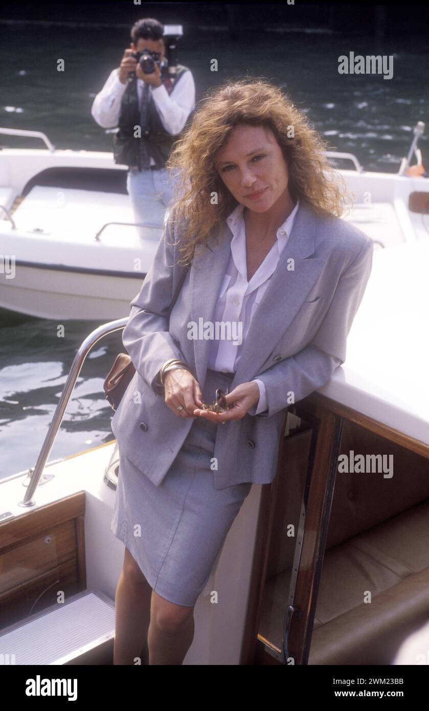 MME4769246 Venice Lido, Venice Film Festival 1989. British actress Jacqueline Bisset, starring in “” Scenes from the Class Struggle in Beverly Hills”” directed by Paul Bartel and presented at the Festival/Lido di Venezia, Venice Film Festival 1989. L'attrice Jacqueline Bisset, protagonista of “” Scene di lotta di classe a Beverly Hills””, diretto by Paul Bartel and presented at the Mostra -; (add.info.: Venice Lido, Venice Film Festival 1989. British actress Jacqueline Bisset, starring in “” Scenes from the Class Struggle in Beverly Hills”” directed by Paul Bartel and presented at the Festiva Stock Photo