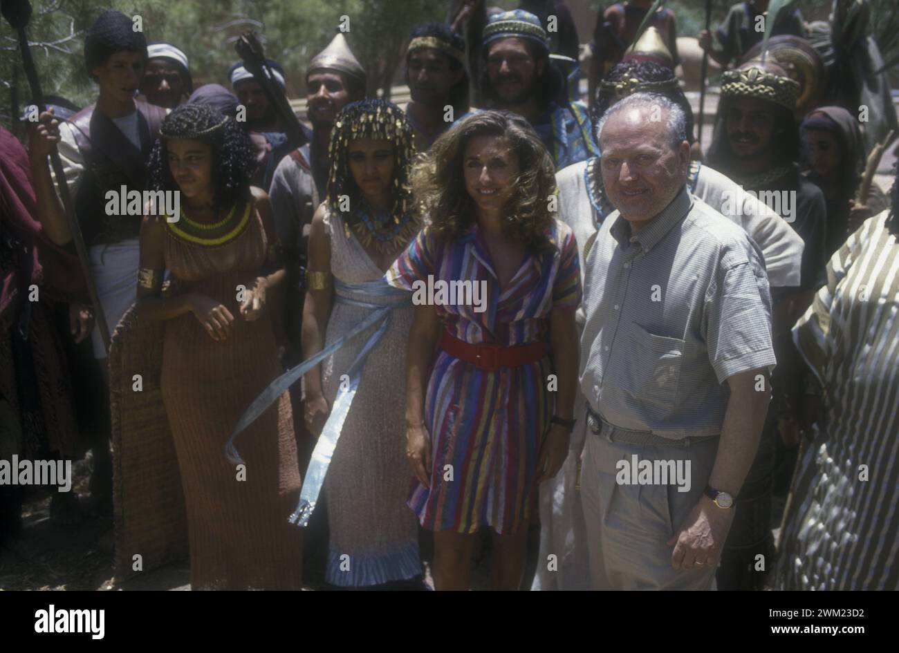 MME4769935 Ouarzazate, Morocco, 1993. Chairman of Lux Vide Production Company, Ettore Bernabei, his daughter Matilde and some background actors on the set of the TV movie “” The Bible: Abraham””/Ouarzazate, Marocco, 1993. Ettore Bernabei, presidente della casa di produzione cinematografica Lux Vide, sua figlia Matilde e alcune comparse sul del film set per la TV “” La Bibbia: Abramo”” -; (add.info.: Ouarzazate, Morocco, 1993. Chairman of Lux Vide Production Company, Ettore Bernabei, his daughter Matilde and some background actors on the set of the TV movie “” The Bible: Abraham””/Ouarzazate, M Stock Photo