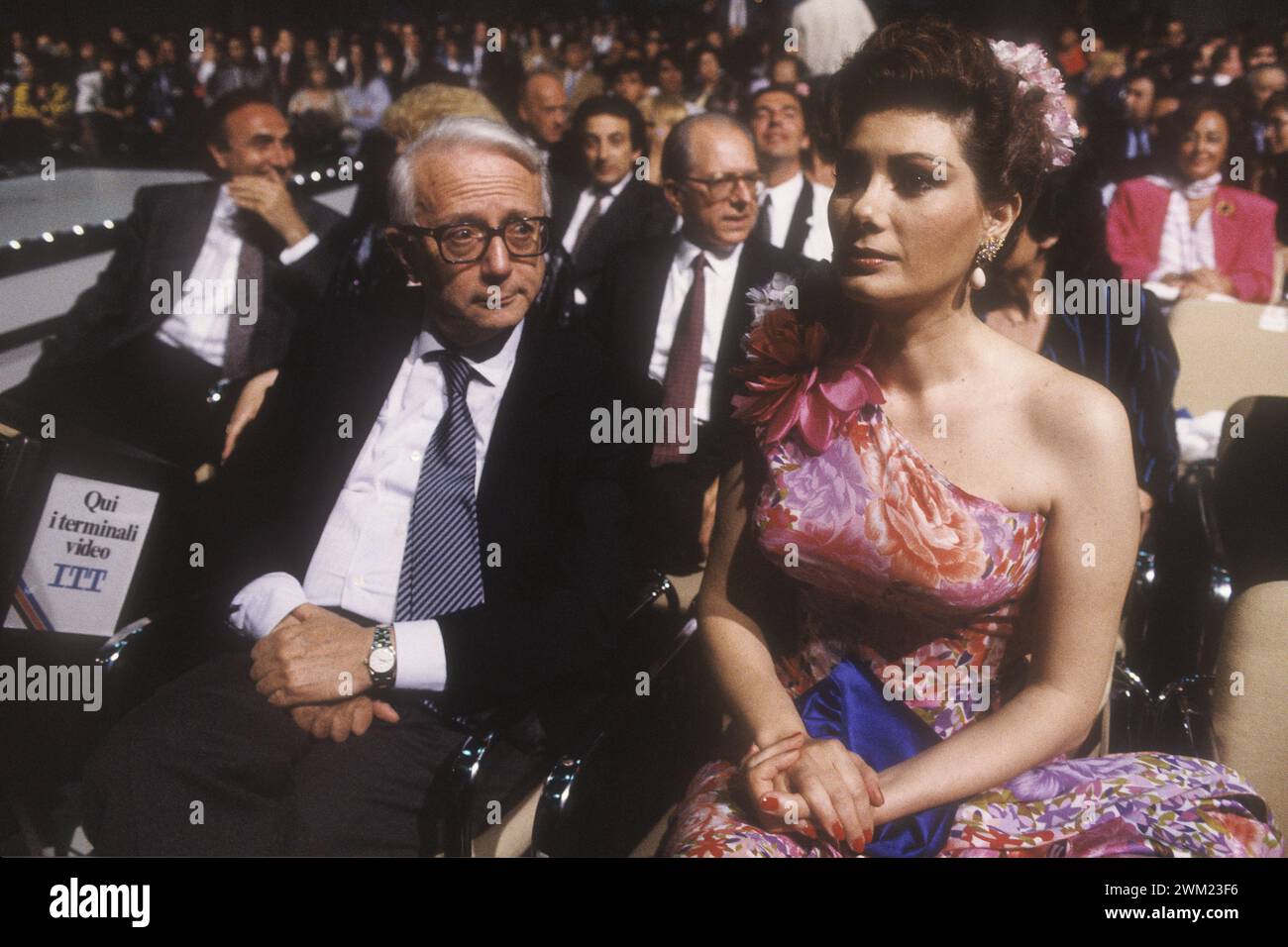 MME4770106 Italian journalist Enzo Biagi and French actress Edwige Fenech (about 1985)/Il giornalista Enzo Biagi e l'attrice Edwige Fenech (1985 circa) -; (add.info.: Italian journalist Enzo Biagi and French actress Edwige Fenech (about 1985)/Il giornalista Enzo Biagi e l'attrice Edwige Fenech (1985 circa) -); © Marcello Mencarini. All rights reserved 2024. Stock Photo