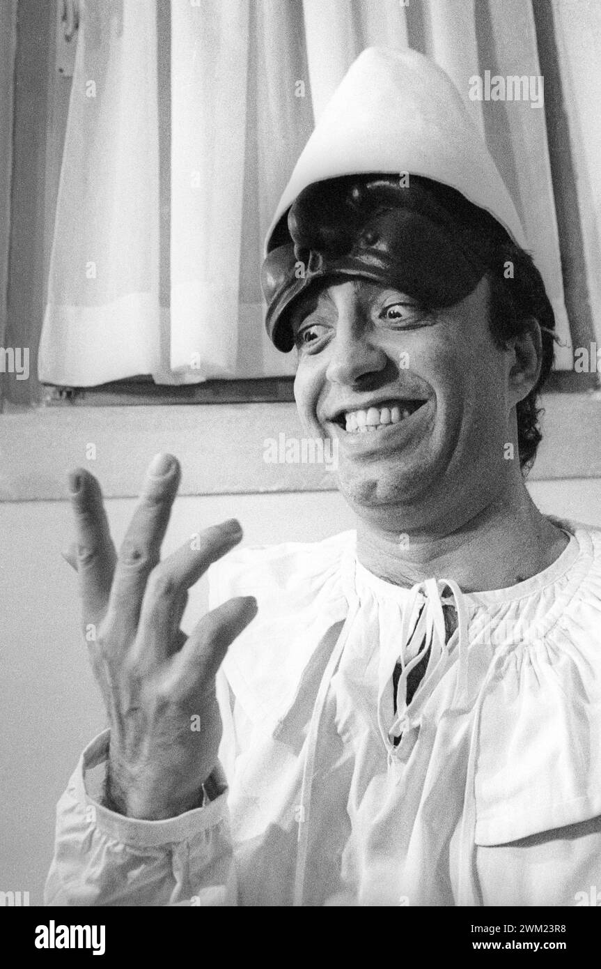 MME4772193 Rome, 1982. Theater actor Peppe Barra in his dressing room before a show in costume as Pulcinella/Roma, 1982. L'attore teatrale Peppe Barra in camerino prima dello spettacolo, in costume da Pulcinella -; (add.info.: Rome, 1982. Theater actor Peppe Barra in his dressing room before a show in costume as Pulcinella/Roma, 1982. L'attore teatrale Peppe Barra in camerino prima dello spettacolo, in costume da Pulcinella -); © Marcello Mencarini. All rights reserved 2024. Stock Photo