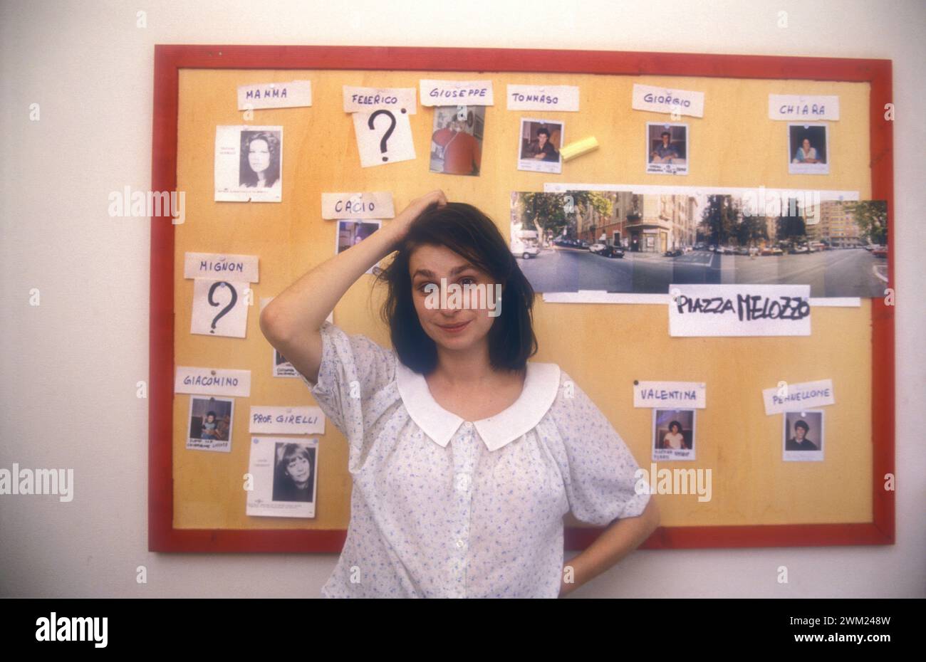 MME4774590 Rome, 1988. Italian director Francesca Archibugi in front of a plan with characters and places of her movie “” Mignon e partita”/Roma, 1988. La regista Francesca Archibugi davanti a uno schema con personaggi e luoghi del suo film “” Mignon e partita””” -; (add.info.: Rome, 1988. Italian director Francesca Archibugi in front of a plan with characters and places of her movie “” Mignon e partita”/Roma, 1988. La regista Francesca Archibugi davanti a uno schema con personaggi e luoghi del suo film “” Mignon e partita””” -); © Marcello Mencarini. All rights reserved 2024. Stock Photo