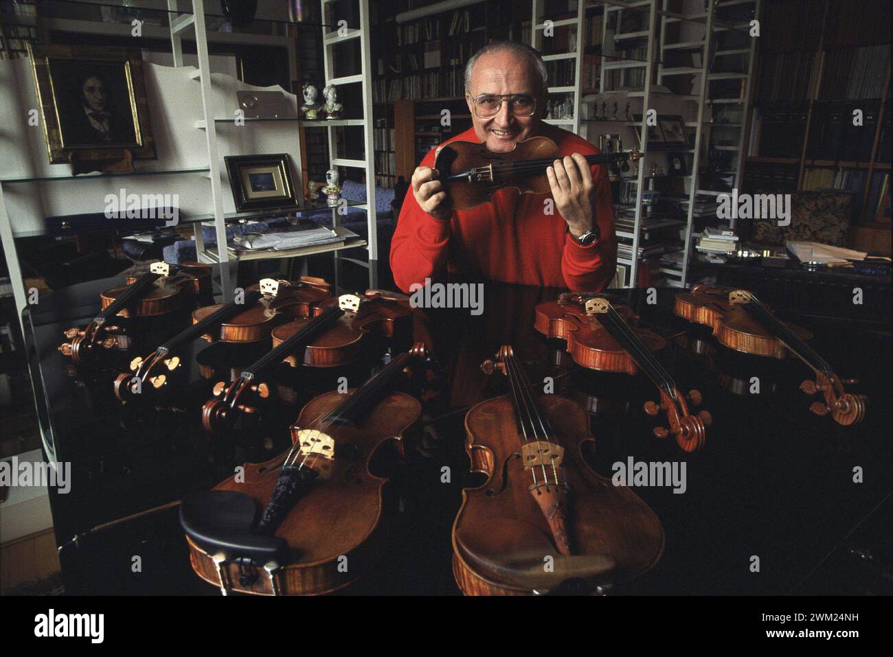MME4777250 Rome, 1993. Violinist Salvatore Accardo showing his collection of violins in his house/Roma, 1993. Il violinista Salvatore Accardo mostra la sua collezione di violini a casa sua -; (add.info.: Rome, 1993. Violinist Salvatore Accardo showing his collection of violins in his house/Roma, 1993. Il violinista Salvatore Accardo mostra la sua collezione di violini a casa sua -); © Marcello Mencarini. All rights reserved 2024. Stock Photo