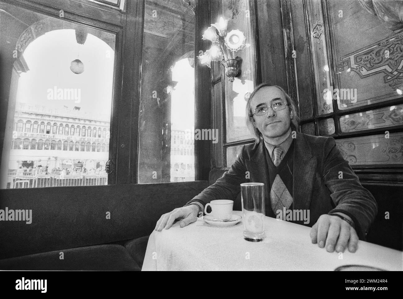 MME4777755 Venice, Caffe Florian, about 1980. Argentinean pianist Jorge Zulueta/Venezia, Caffe Florian, 1980 circa. Il pianista Argentino Jorge Zulueta -; (add.info.: Venice, Caffe Florian, about 1980. Argentinean pianist Jorge Zulueta/Venezia, Caffe Florian, 1980 circa. Il pianista Argentino Jorge Zulueta -); © Marcello Mencarini. All rights reserved 2024. Stock Photo