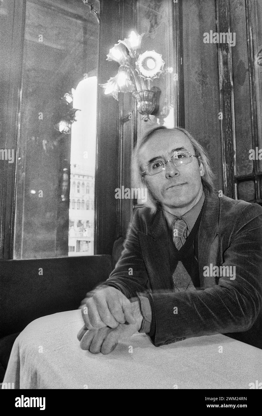 MME4777762 Venice, Caffe Florian, about 1980. Argentinean pianist Jorge Zulueta/Venezia, Caffe Florian, 1980 circa. Il pianista Argentino Jorge Zulueta -; (add.info.: Venice, Caffe Florian, about 1980. Argentinean pianist Jorge Zulueta/Venezia, Caffe Florian, 1980 circa. Il pianista Argentino Jorge Zulueta -); © Marcello Mencarini. All rights reserved 2024. Stock Photo