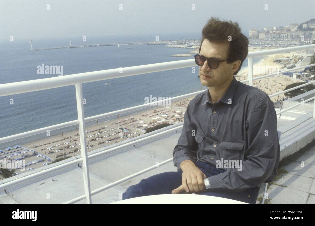 MME4780027 Cannes Film Festival 1980. German director Wim Wenders, at the festival out of competition with the movie “Lightning Over Water””, on the terrace of the old Cinema Palace/Festival del Cinema di Canes 1980. He registered Wim Wenders, the Festival fuori concorso con il film “” Lightning Over Water””, sulla terrazzzzo del vecchio palazzo del Cinema -; (add.info.: Cannes Film Festival 1980. German director Wim Wenders, at the festival out of competition with the movie “Lightning Over Water””, on the terrace of the old Cinema Palace/Festival del Cinema di Canes 1980. He registered Wim We Stock Photo