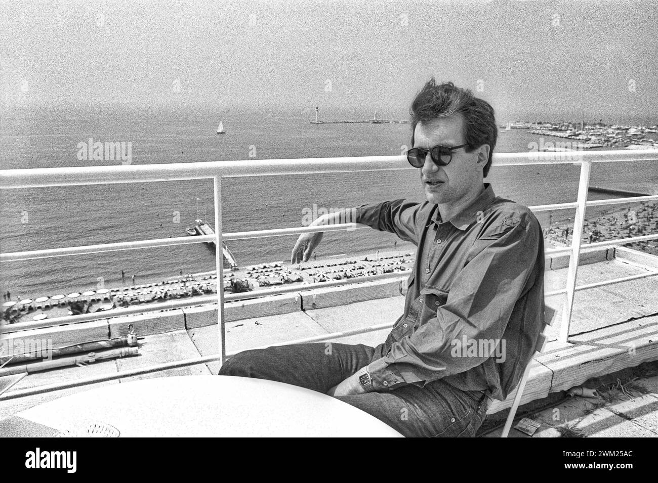 MME4779994 Cannes Film Festival 1980. German director Wim Wenders, at the festival out of competition with the movie “Lightning Over Water””, on the terrace of the old Cinema Palace/Festival del Cinema di Canes 1980. He registered Wim Wenders, the Festival fuori concorso con il film “” Lightning Over Water””, sulla terrazzzzo del vecchio palazzo del Cinema -; (add.info.: Cannes Film Festival 1980. German director Wim Wenders, at the festival out of competition with the movie “Lightning Over Water””, on the terrace of the old Cinema Palace/Festival del Cinema di Canes 1980. He registered Wim We Stock Photo