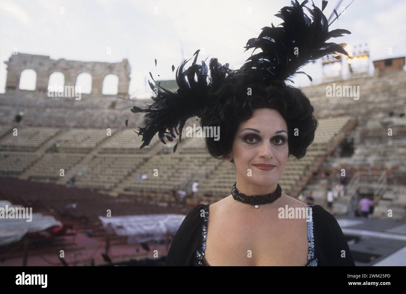 MME4782347 Verona Arena, summer 1999. Soprano Cecilia Gasdia before performing in “” The Merry Widow”” by Franz Lerhar, directed by Beni Montresor/Arena di Verona, estate 1999. Il soprano Cecilia Gasdia prima di esibirsi in “” La vedova allegra””” by Franz Lehar, with the region of Beni Montresor -; (add.info.: Verona Arena, summer 1999. Soprano Cecilia Gasdia before performing in “” The Merry Widow”” by Franz Lerhar, directed by Beni Montresor/Arena di Verona, estate 1999. Il soprano Cecilia Gasdia prima di esibirsi in “” La vedova allegra””” by Franz Lehar, with the region of Beni Montresor Stock Photo