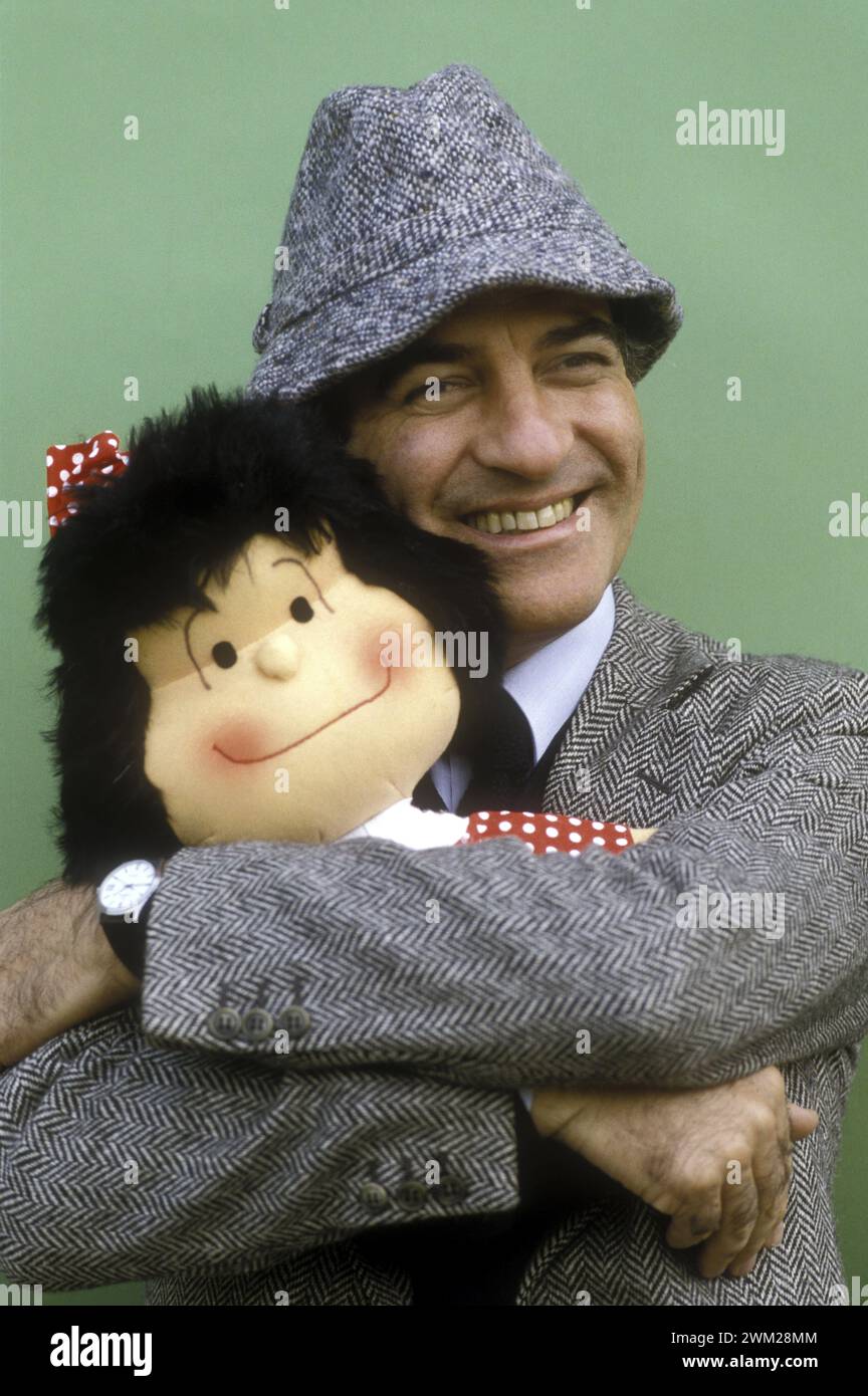 MME4800108 Lucca, 1984. Argentinian cartoonist Quino hugging a puppet ...