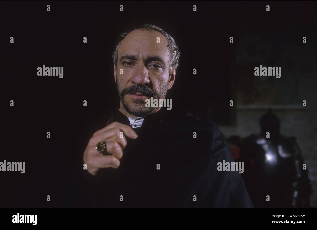 MME4800808 Rocca Borromeo in Angera (Varese), 1988. American actor F. Murray Abraham in the role of L'Innominato (the Unnamed) on the set of the Italian TV movie “” I promessi sposi”” (The Betrothed) directed by Salvatore Nocita/Rocca Borromeo di Angera (Varese), 1988. L'attore F. Murray Abraham nel ruolo dell'Innominato sul set del film per la TV “” I promessi sposi”” diretto da Salvatore Nocita -; (add.info.: Rocca Borromeo in Angera (Varese), 1988. American actor F. Murray Abraham in the role of L'Innominato (the Unnamed) on the set of the Italian TV movie “” I promessi sposi”” (The Bet Stock Photo