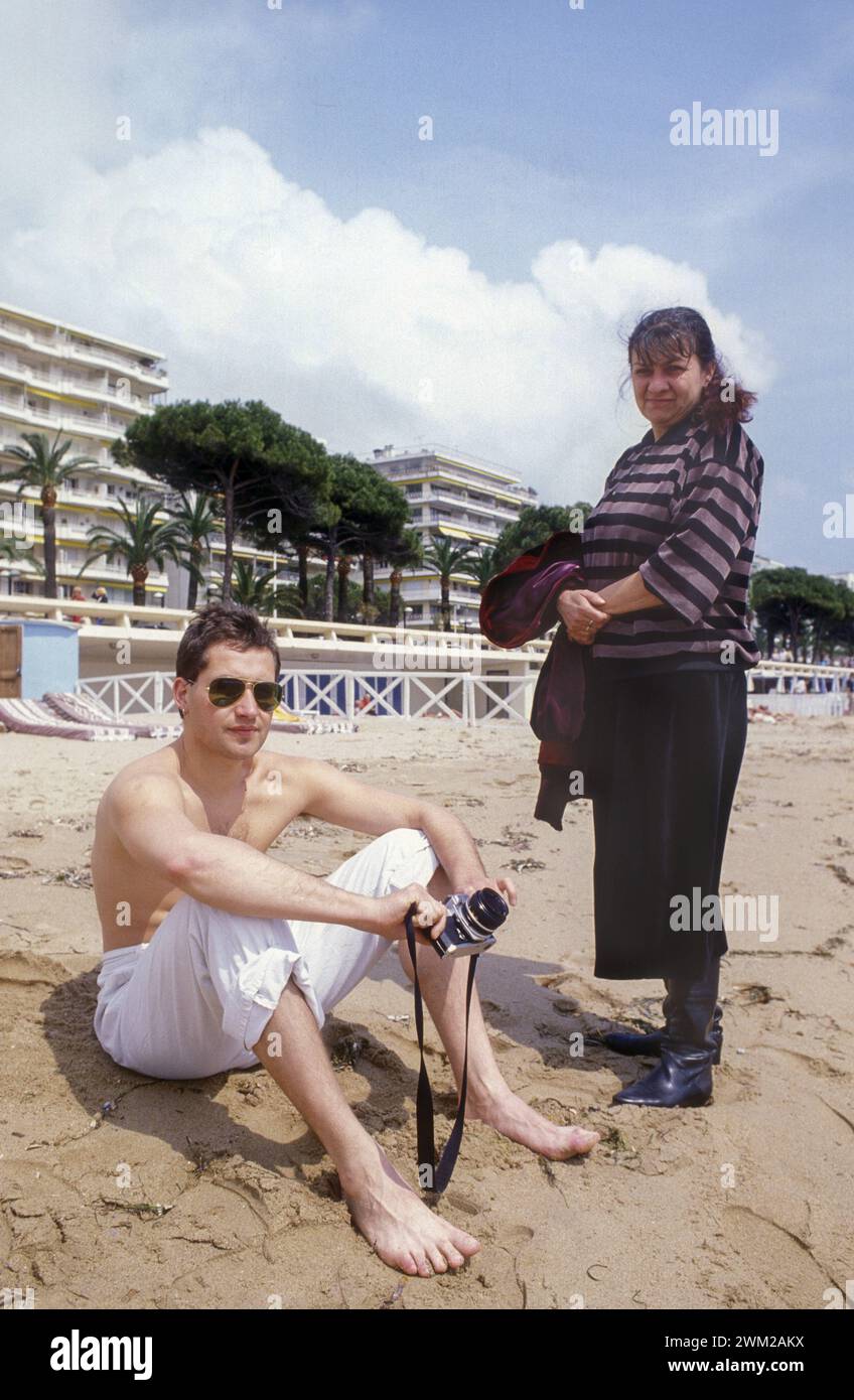 MME4811645 Cannes Film Festival 1984. Hungarian director Marta Meszaros, in competition with the movie “” Diary for My Children””, and one of her sons/Festival del Cinema di Cannes 1984. La regista Marta Meszaros, in concorso con il film “” Diario per i miei figli”””, con uno dei suoi -; (add.info.: Cannes Film Festival 1984. Hungarian director Marta Meszaros, in competition with the movie “” Diary for My Children””, and one of her sons/Festival del Cinema di Cannes 1984. La regista Marta Meszaros, in concorso con il film “” Diario per i miei figli”””, con uno dei suoi -); © Marcello Mencarini Stock Photo