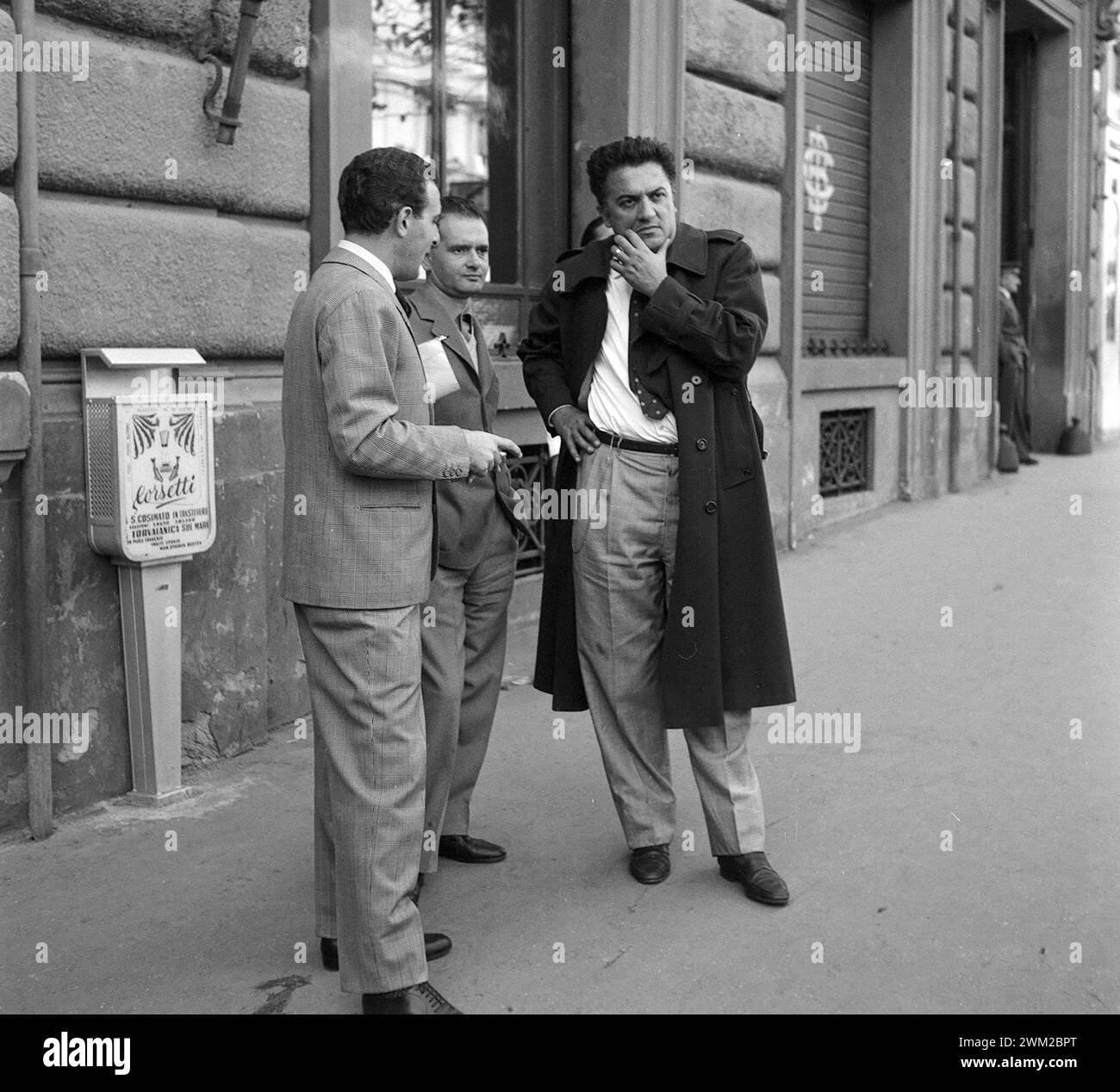 7395050 Movie director Federico Fellini (right) in Via Veneto, Rome c.1957 (b/w photo); © Marcello Mencarini. All rights reserved 2024. Stock Photo