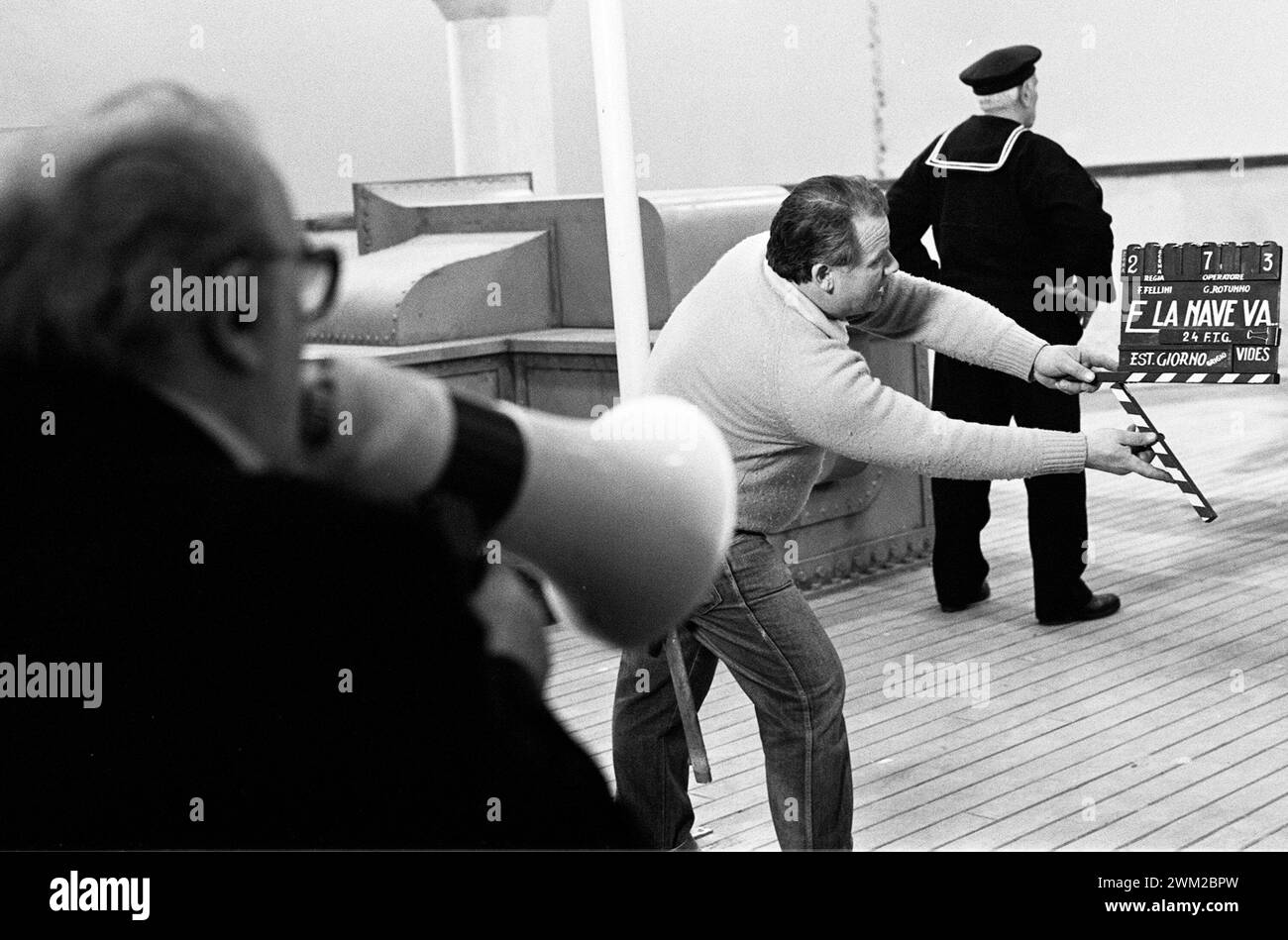 7395056 Director Federico Fellini (left) on the set of the movie 'E la nave va' (And the Ship Sails On), Rome, Cinecittà Studios, 1983 (photo); © Marcello Mencarini. All rights reserved 2024. Stock Photo