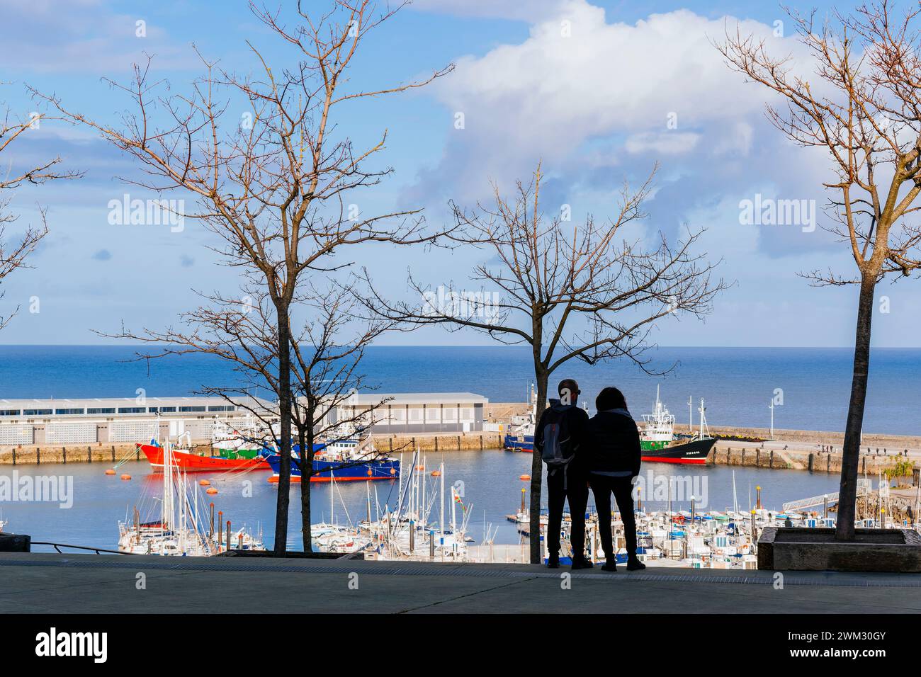 Couple at the viewpoint over the Getaria port. Getaria, Guipúzcoa, País Vasco, Spain, Europe Stock Photo