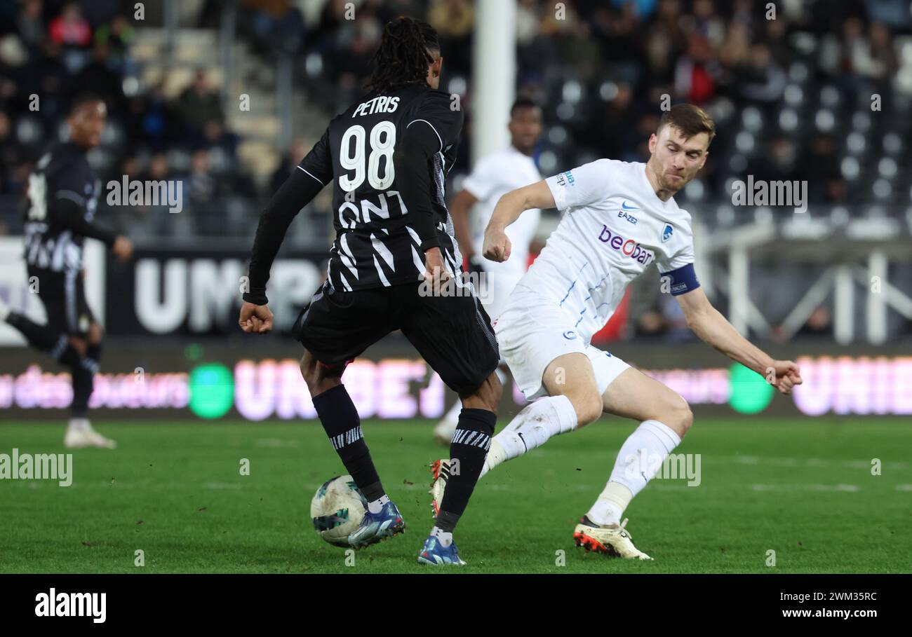 Charleroi, Belgium. 23rd Feb, 2024. Charleroi's Jeremy Petris and Genk's Bryan Heynen fight for the ball during a soccer match between Sporting Charleroi and KRC Genk, Friday 23 February 2024 in Charleroi, on day 27 of the 2023-2024 'Jupiler Pro League' first division of the Belgian championship. BELGA PHOTO VIRGINIE LEFOUR Credit: Belga News Agency/Alamy Live News Stock Photo