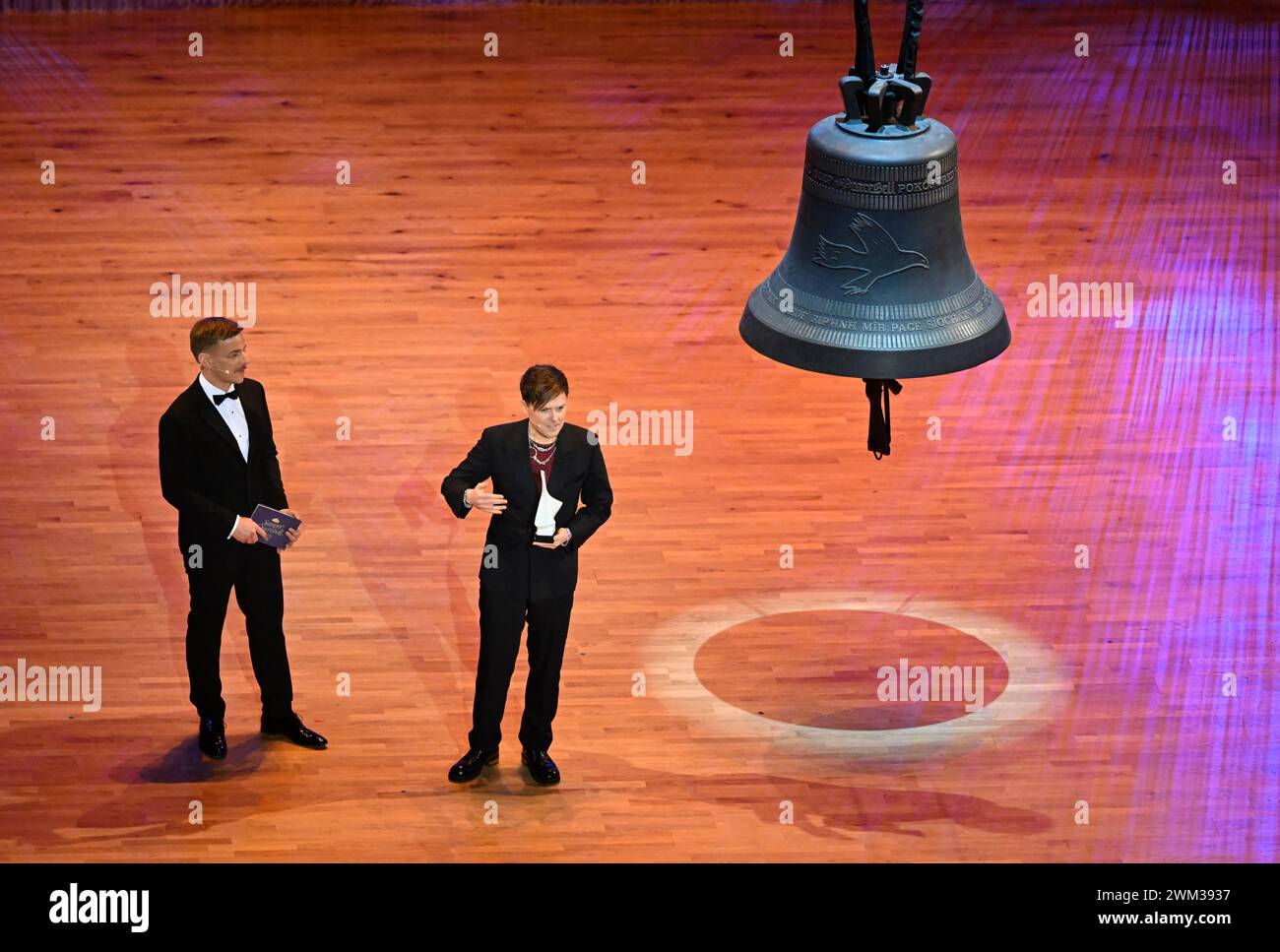Dresden, Germany. 23rd Feb, 2024. Actor and presenter Tom Wlaschiha (l) presents the Choros Award for social commitment to singer Michael Patrick Kelly at the 16th Dresden Semper Opera Ball in the Semperoper. Credit: Sebastian Kahnert/dpa/Alamy Live News Stock Photo