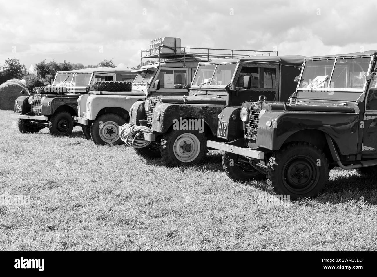 Land rover rovers 4x4 Black and White Stock Photos & Images - Alamy