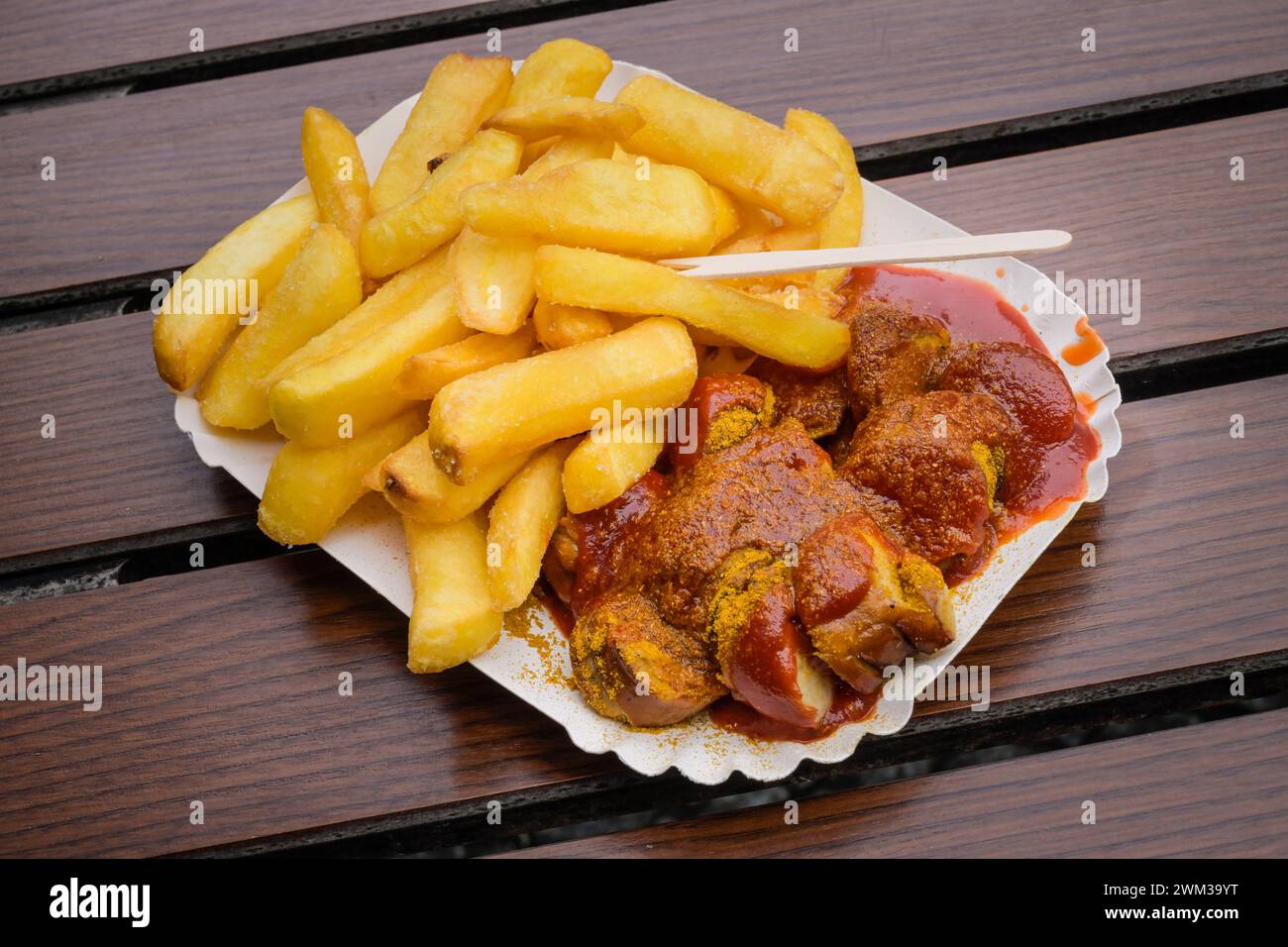 Witty´s Currywurst mit Pommes Frites, Berlin, Deutschland Stock Photo