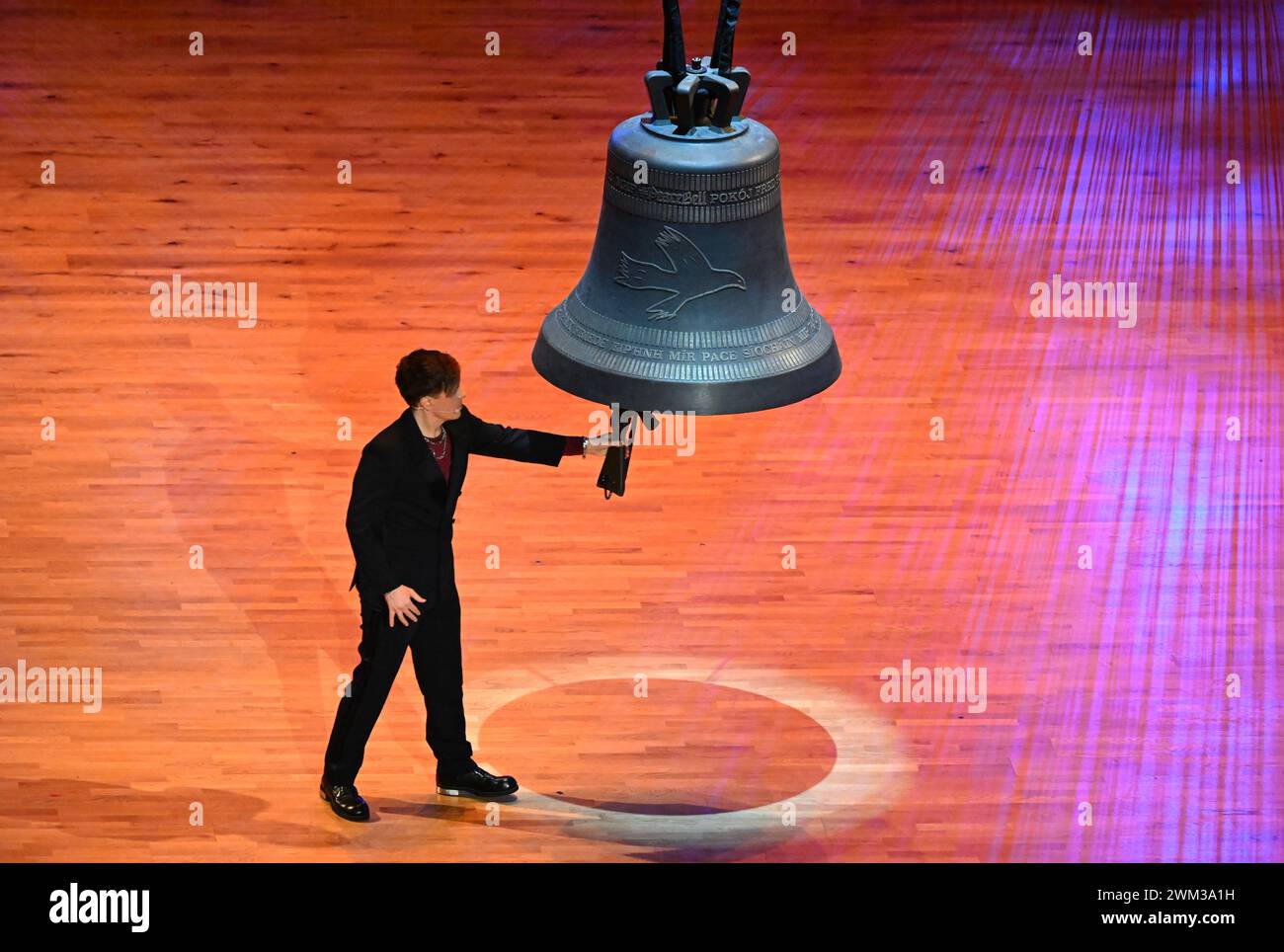 Dresden, Germany. 23rd Feb, 2024. Singer and award winner Michael Patrick Kelly rings the bell for a minute's silence at the 16th Dresden Semper Opera Ball in the Semperoper. Credit: Sebastian Kahnert/dpa/Alamy Live News Stock Photo