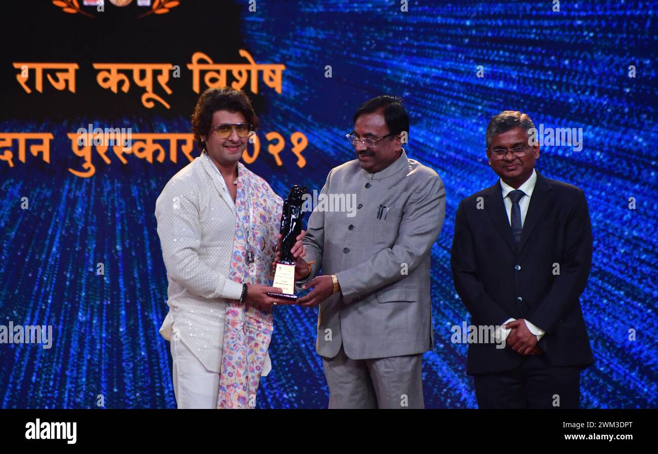 Mumbai, India. 22nd Feb, 2024. MUMBAI, INDIA - FEBRUARY 23: Maharashtra Minister for Forests, Cultural Affairs and Fisheries Sudhir Mungantiwar honours singer Sonu Nigam with Raj Kapoor Vishesh Yogdan Award for a special contribution in the field of culture and cinema, at the NSCI DOME, Worli on February 23, 2024 in Mumbai, India. (Photo by Bhushan Koyande/Hindustan Times/Sipa USA) Credit: Sipa USA/Alamy Live News Stock Photo