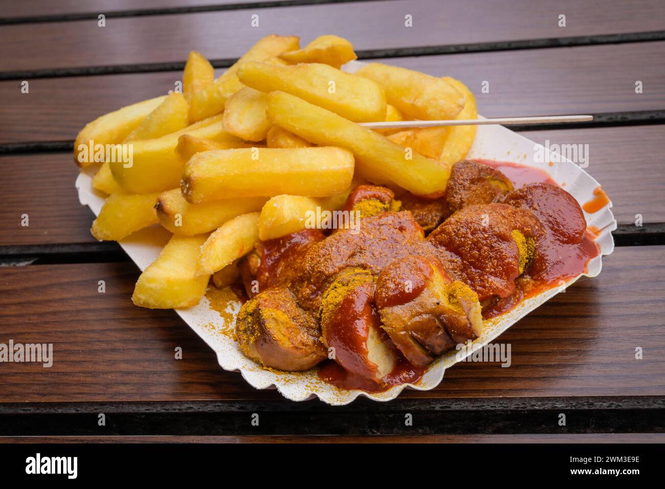 WittyÂ s Currywurst mit Pommes Frites, Berlin, Deutschland *** Wittys Currywurst with French Fries, Berlin, Germany Stock Photo