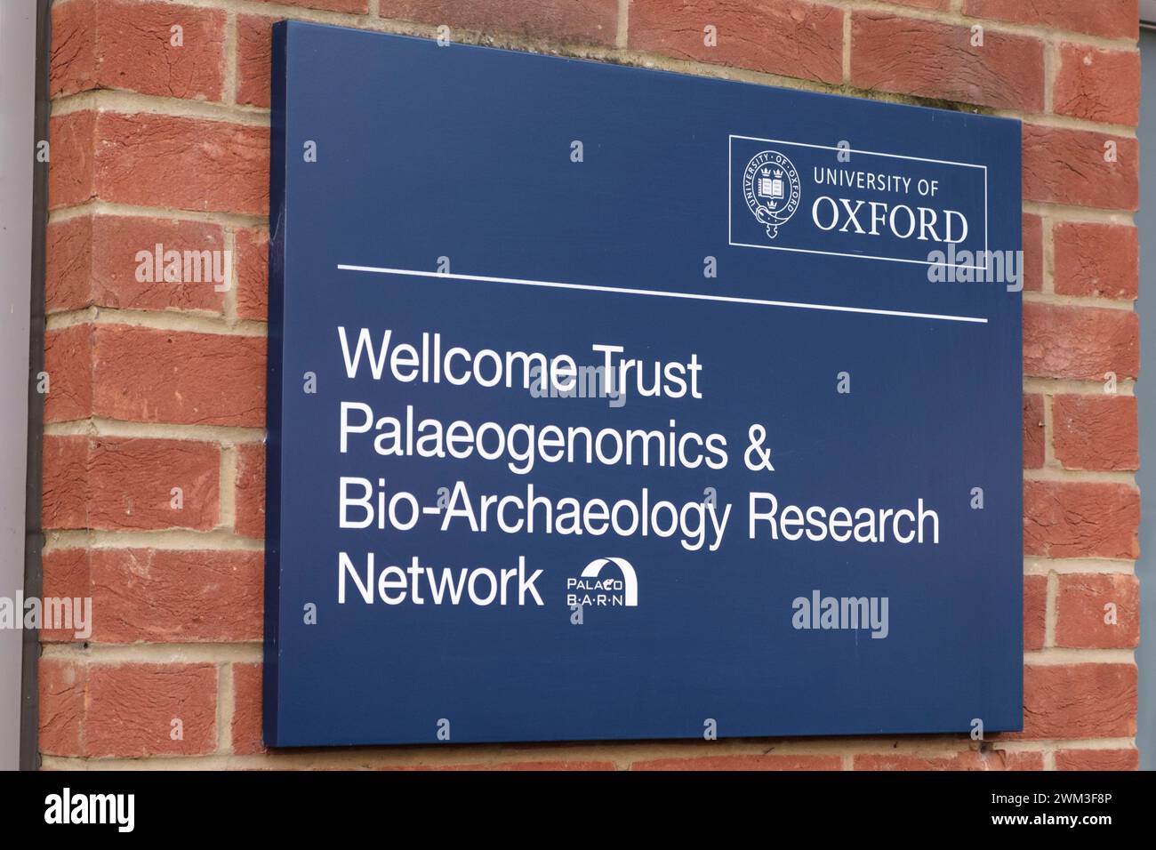 Around the University city of Oxford UK. Welcome trust Paleogenomics and Bio-Archeology Research Network sign Stock Photo