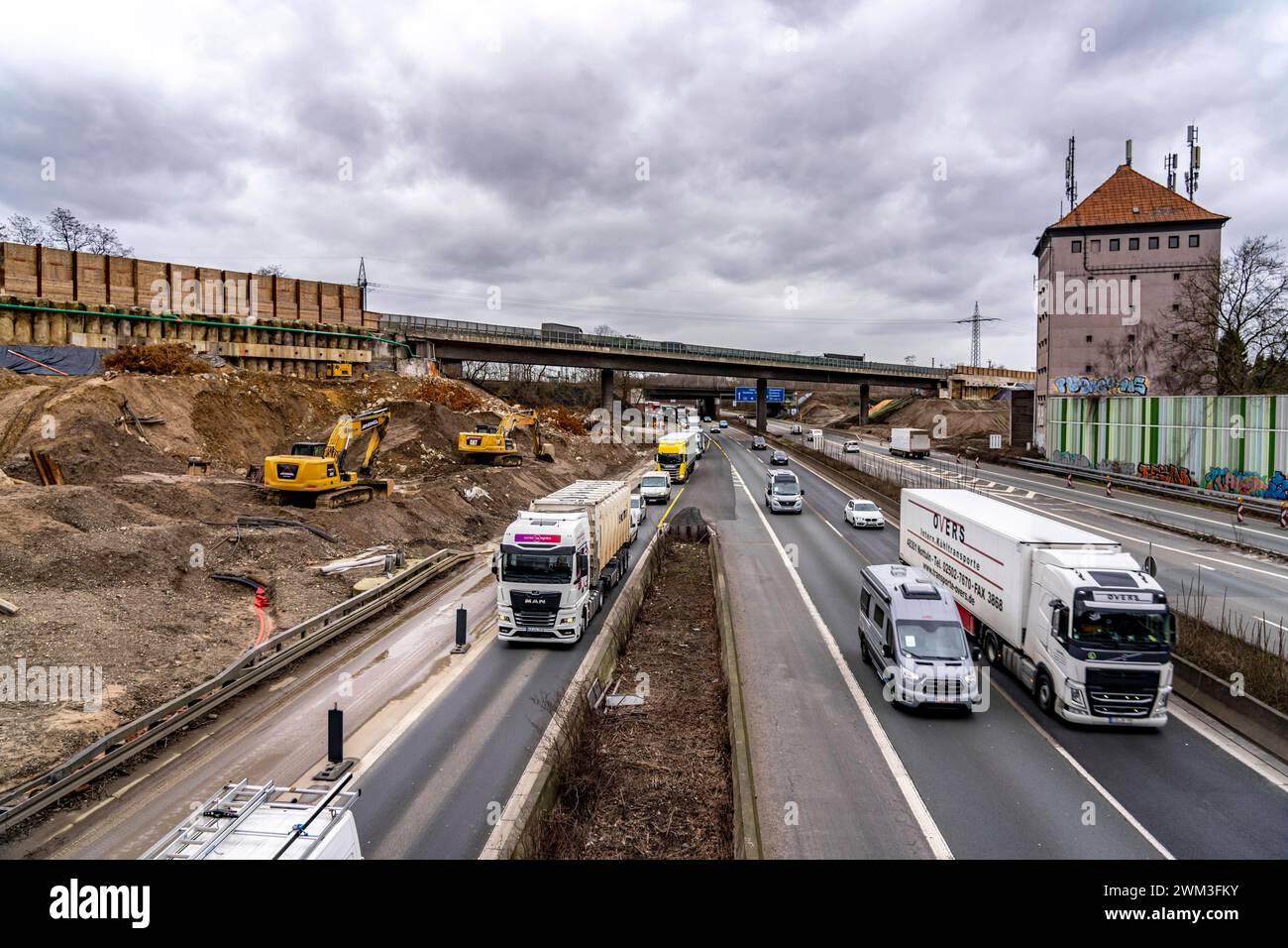 Autobahnkreuz Duisburg-Kaiserberg, kompletter Um- und Neubau des Kreuz der A3 und A40, alle Brücke, Rampen, Fahrbahnen werden erneuert und teils erweitert, 8 Jahre Bauzeit, ebenso erneuert werden dort verlaufende Eisenbahnbrücken, NRW, Deutschland, Autobahnkreuz Kaiserberg *** Duisburg Kaiserberg interchange, complete reconstruction and new construction of the A3 and A40 interchange, all bridges, ramps, lanes will be renewed and partly widened, 8 years construction time, railroad bridges running there will also be renewed, NRW, Germany, Kaiserberg interchange Stock Photo