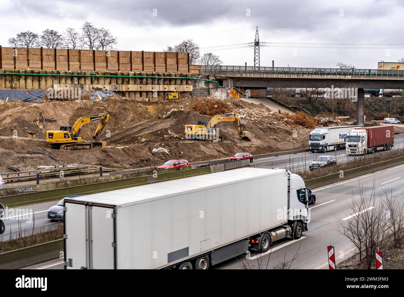 Autobahnkreuz Duisburg-Kaiserberg, kompletter Um- und Neubau des Kreuz der A3 und A40, alle Brücke, Rampen, Fahrbahnen werden erneuert und teils erweitert, 8 Jahre Bauzeit, ebenso erneuert werden dort verlaufende Eisenbahnbrücken, NRW, Deutschland, Autobahnkreuz Kaiserberg *** Duisburg Kaiserberg interchange, complete reconstruction and new construction of the A3 and A40 interchange, all bridges, ramps, lanes will be renewed and partly widened, 8 years construction time, railroad bridges running there will also be renewed, NRW, Germany, Kaiserberg interchange Stock Photo