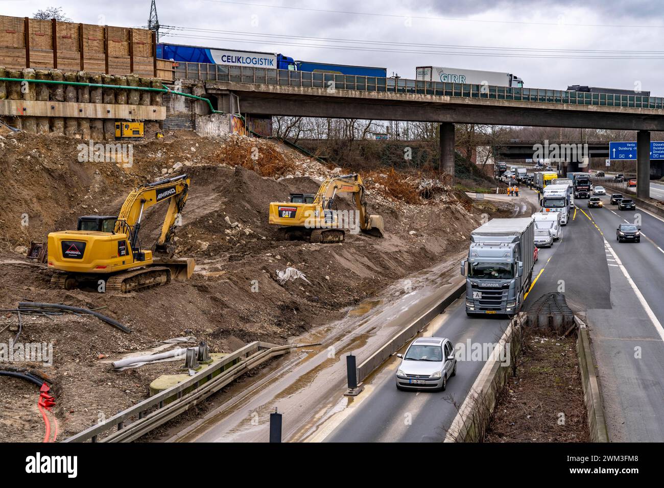 Autobahnkreuz Duisburg-Kaiserberg, kompletter Um- und Neubau des Kreuz der A3 und A40, alle Brücke, Rampen, Fahrbahnen werden erneuert und teils erweitert, 8 Jahre Bauzeit, ebenso erneuert werden dort verlaufende Eisenbahnbrücken, NRW, Deutschland, Autobahnkreuz Kaiserberg *** Duisburg Kaiserberg interchange, complete reconstruction and new construction of the A3 and A40 interchange, all bridges, ramps, lanes will be renewed and partly widened, 8 years construction time, railroad bridges running there will also be renewed, NRW, Germany, Kaiserberg interchange Stock Photo