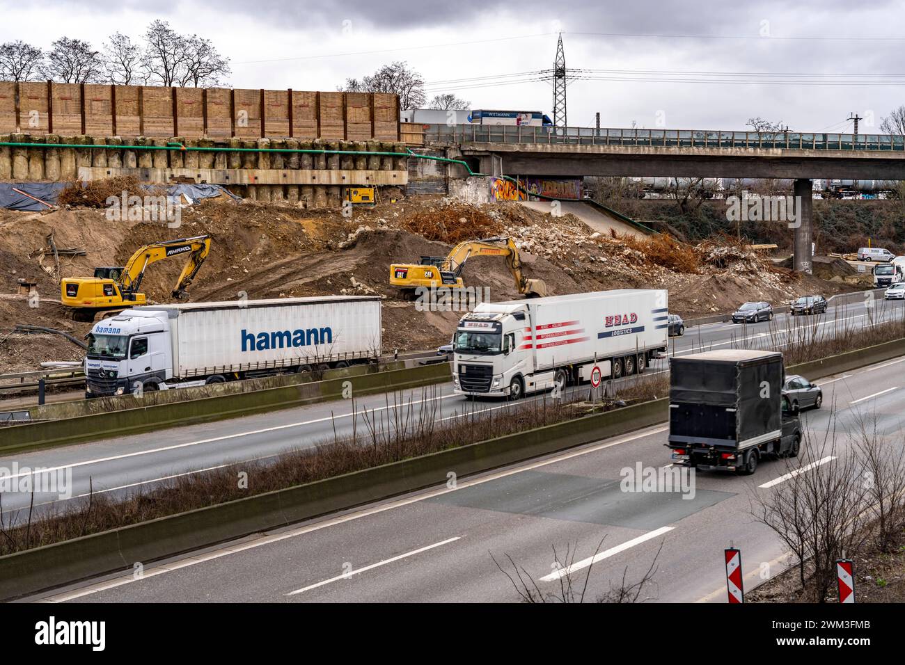 Autobahnkreuz Duisburg-Kaiserberg, kompletter Um- und Neubau des Kreuz der A3 und A40, alle Brücke, Rampen, Fahrbahnen werden erneuert und teils erweitert, 8 Jahre Bauzeit, ebenso erneuert werden dort verlaufende Eisenbahnbrücken, NRW, Deutschland, Autobahnkreuz Kaiserberg *** Duisburg Kaiserberg interchange, complete reconstruction and new construction of the A3 and A40 interchange, all bridges, ramps, lanes will be renewed and partly widened, 8 years construction time, railroad bridges running there will also be renewed, NRW, Germany, Kaiserberg interchange Stock Photo