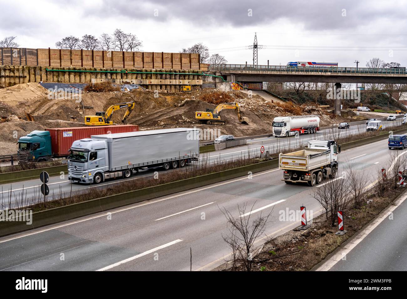 Autobahnkreuz Duisburg-Kaiserberg, kompletter Um- und Neubau des Kreuz der A3 und A40, alle Brücke, Rampen, Fahrbahnen werden erneuert und teils erweitert, 8 Jahre Bauzeit, ebenso erneuert werden dort verlaufende Eisenbahnbrücken, NRW, Deutschland, Autobahnkreuz Kaiserberg *** Duisburg Kaiserberg interchange, complete reconstruction and new construction of the A3 and A40 interchange, all bridges, ramps, lanes will be renewed and partly widened, 8 years construction time, railroad bridges running there will also be renewed, NRW, Germany, Kaiserberg interchange Stock Photo