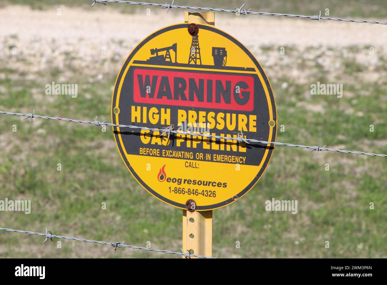 Falls City, USA. 23rd Feb, 2024. A 'Warning High Pressure Gas Pipeline' sign near the town of Falls City, Texas, USA, on February 23, 2024. Falls City and the surrounding Karnes County is one of 30 counties that make up the area known as the Eagle Ford Shale oil and gas production area. Recently the area around Falls City has been experiencing an increase in seismic activity, including 23 earthquakes since February 11, 2024. Experts have tied many earthquakes in Texas to the oil and gas extraction process known as fracking. (Photo by Carlos Kosienski/Sipa USA) Credit: Sipa USA/Alamy Live News Stock Photo