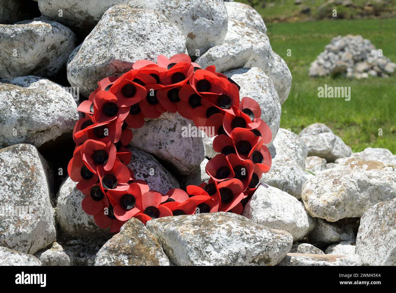 Wreath, ring of flowers, grave cairns of dead British soldiers on battlefield, battle of Isandlwana, 1879 Anglo Zulu war, South Africa, military event Stock Photo