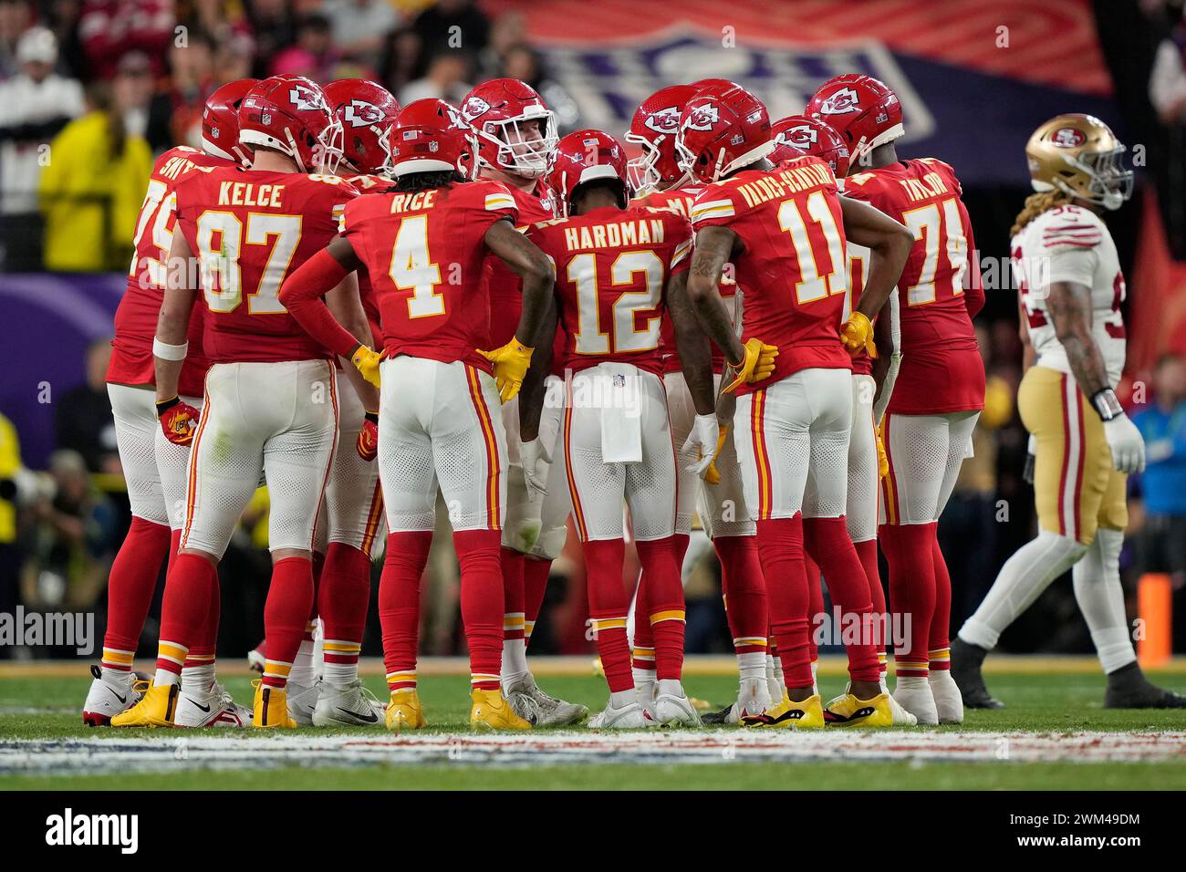 Kansas City Chiefs huddle up while taking on the San Francisco 49ers ...