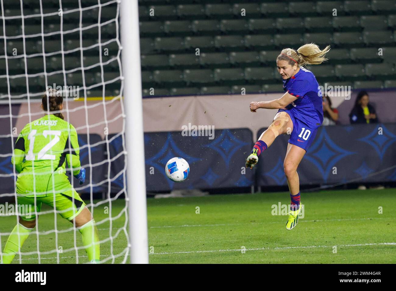 Los Angeles, California, USA. 23rd Feb, 2024. United States' LINDSEY HORAN #10 shoots against Argentina goalkeeper LAURINA OLIVEROS #12 during a 2024 Concacaf Women Gold Cup soccer game in Carson. (Credit Image: © Ringo Chiu/ZUMA Press Wire) EDITORIAL USAGE ONLY! Not for Commercial USAGE! Stock Photo