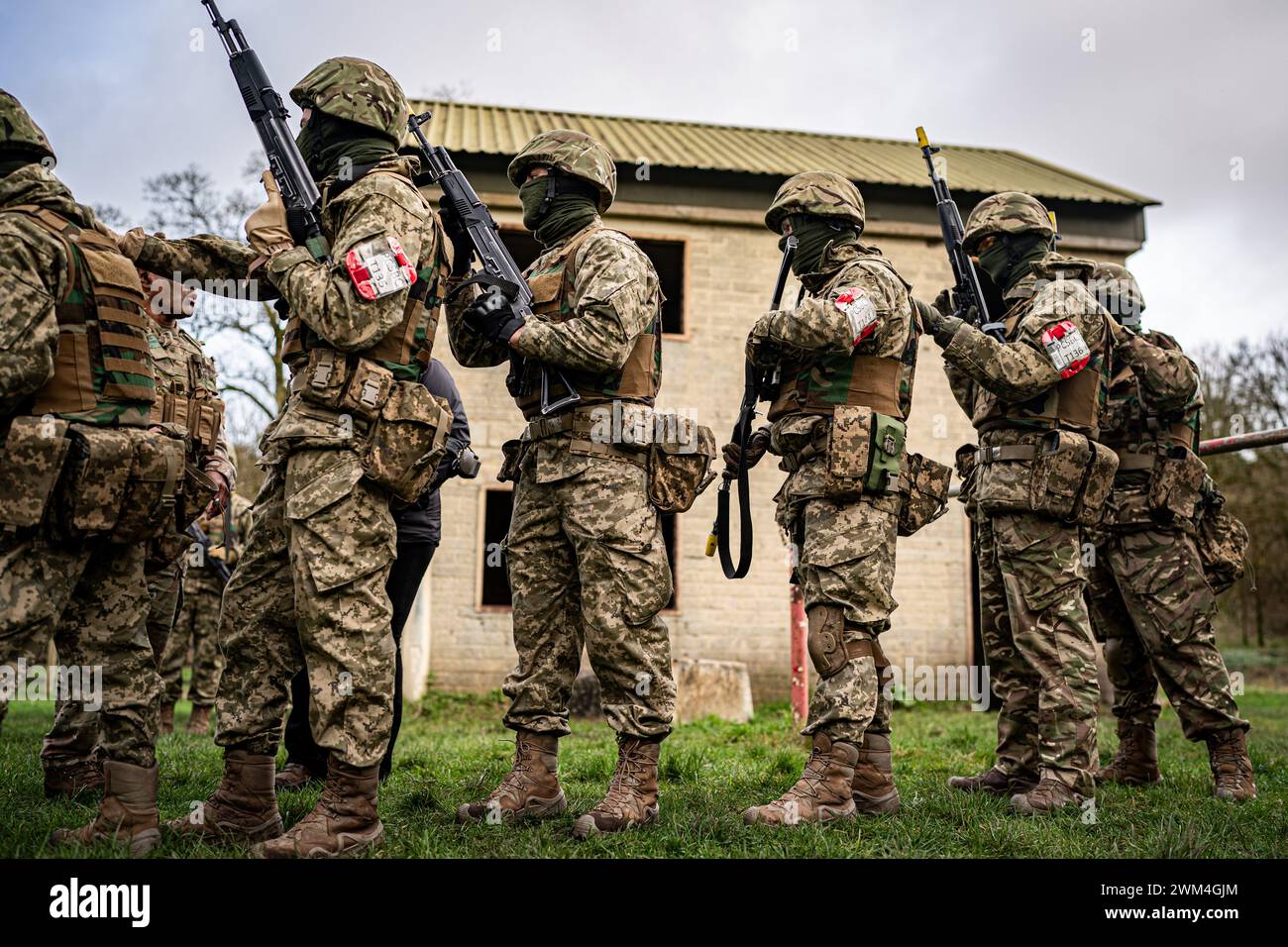 Members of the UK armed forces training Ukrainian military recruits at ...