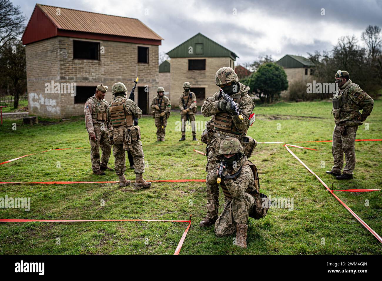 Members of the UK armed forces training Ukrainian military recruits at ...