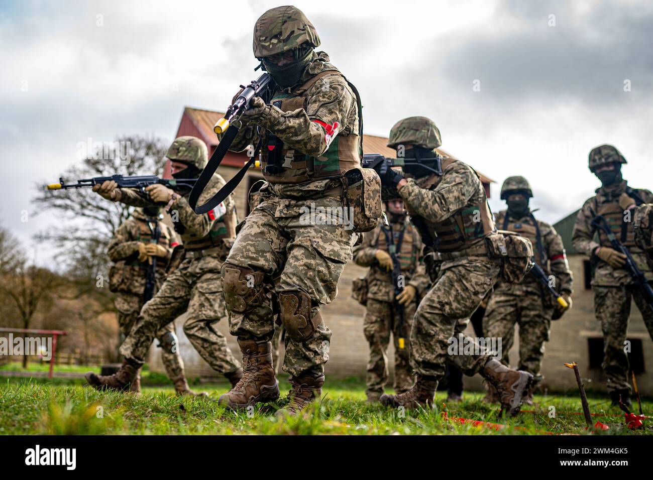 Members of the UK armed forces training Ukrainian military recruits at ...
